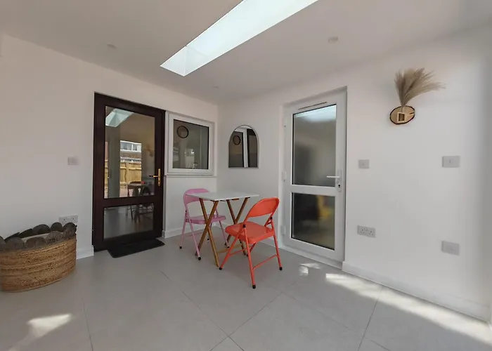 Gated 2 Guests Private House Free Parking Holiday home *