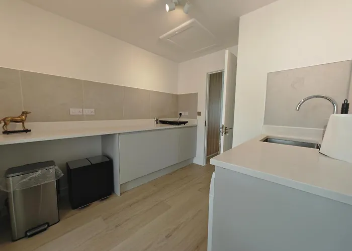 Gated 2 Guests Private House Free Parking Holiday home *