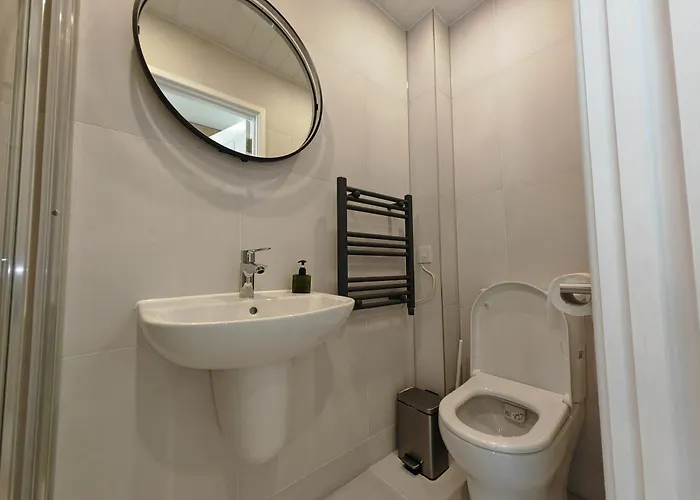 Gated 2 Guests Private House Free Parking *