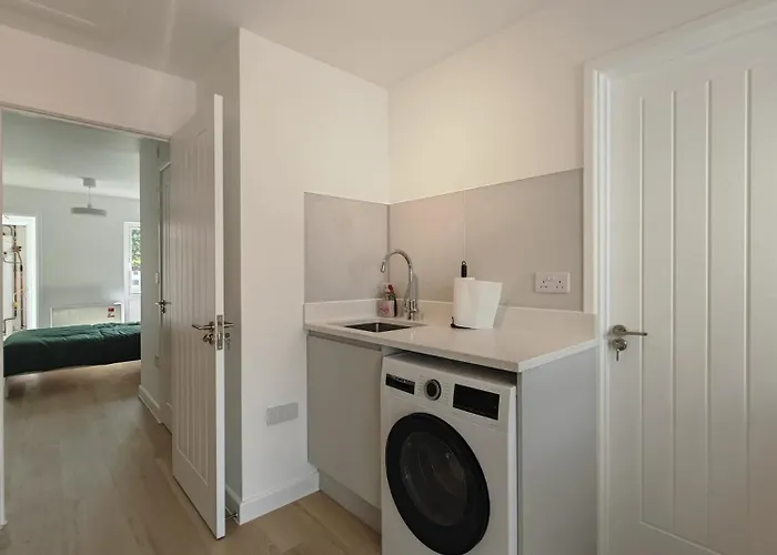 Gated 2 Guests Private House Free Parking