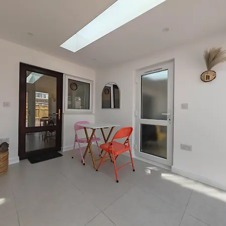 Gated 2 Guests Private House Free Parking Holiday home *