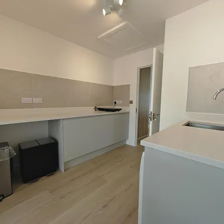 Gated 2 Guests Private House Free Parking Holiday home *