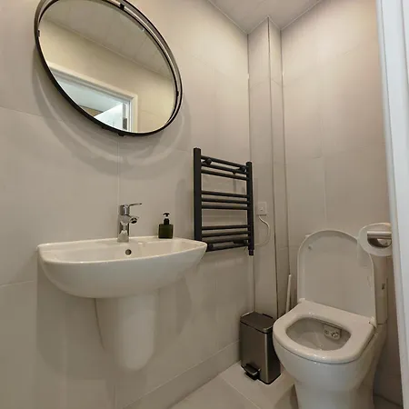 Gated 2 Guests Private House Free Parking *