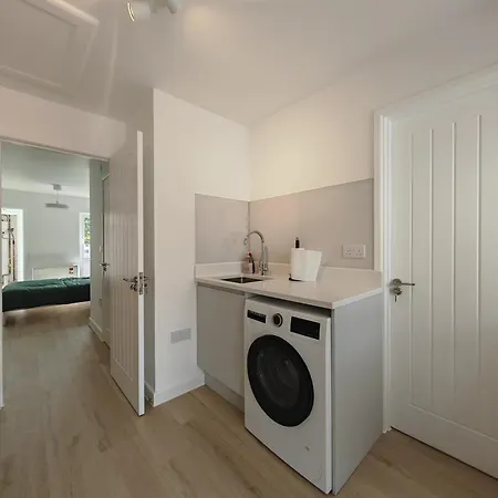 Gated 2 Guests Private House Free Parking