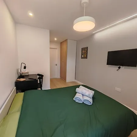 Gated 2 Guests Private House Free Parking 別荘