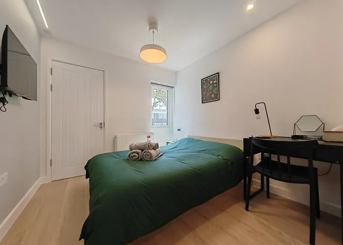 Gated 2 Guests Private House Free Parking Будинок відпочинку